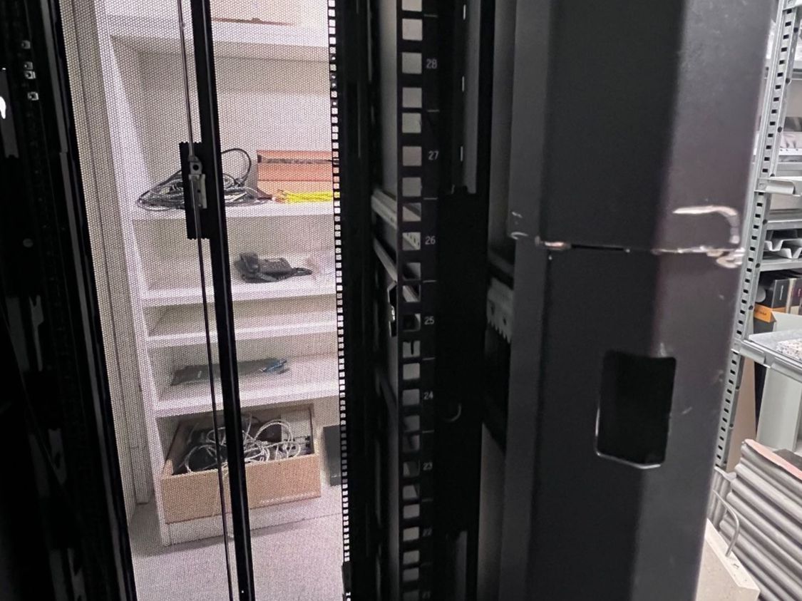 Apc Racks & Cavalletti: Serverschrank APC 48HE schwarz – Usato da Zürich venduto da wme_n5yf 8