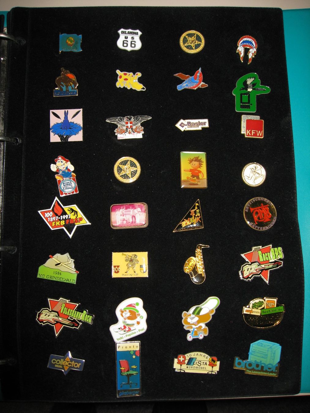Placchette & Badge: Sammelordner mit 126 Pins – Usato da Burgdorf venduto da Crubi 3