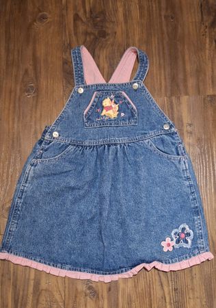 Süsses Jeanskleid mit Winnie Pooh Applikation, Grösse 104