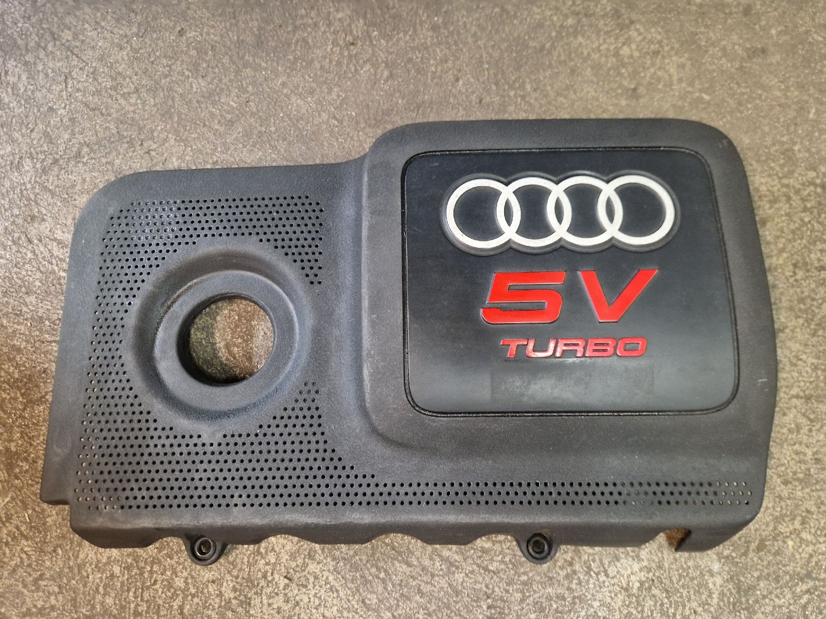 Audi Tutti pezzi di ricambio auto: Audi S3 8l Motorabdeckung – Usato da Bazenheid venduto da Roger-R8