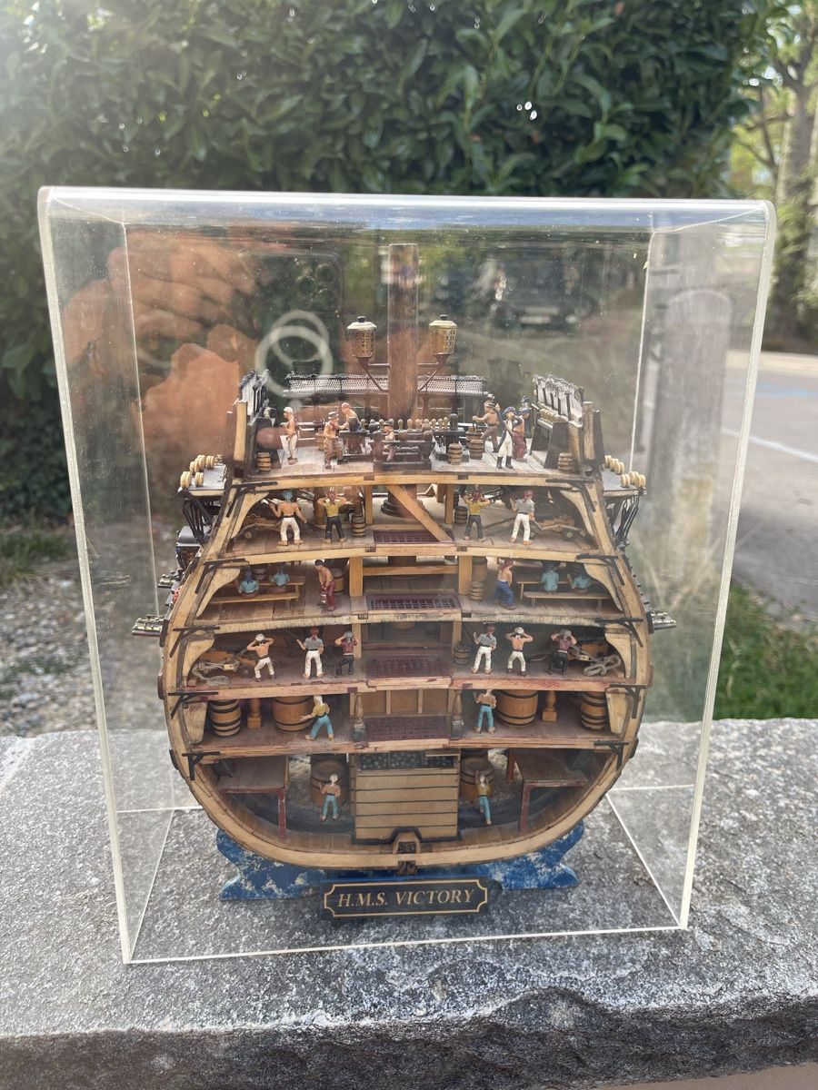 Kit di modellismo & Modellini statici: Schiffsmodell HMS Victory Schnittmodell mit Vitrine – Usato da Basel venduto da torthum 3