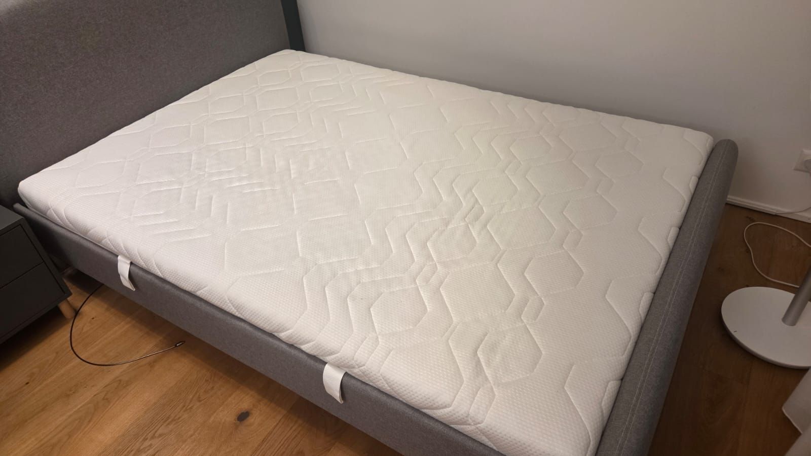 Lits: Bettgestell 140 cm breit, grau – D'occasion à Wallisellen par sarotome