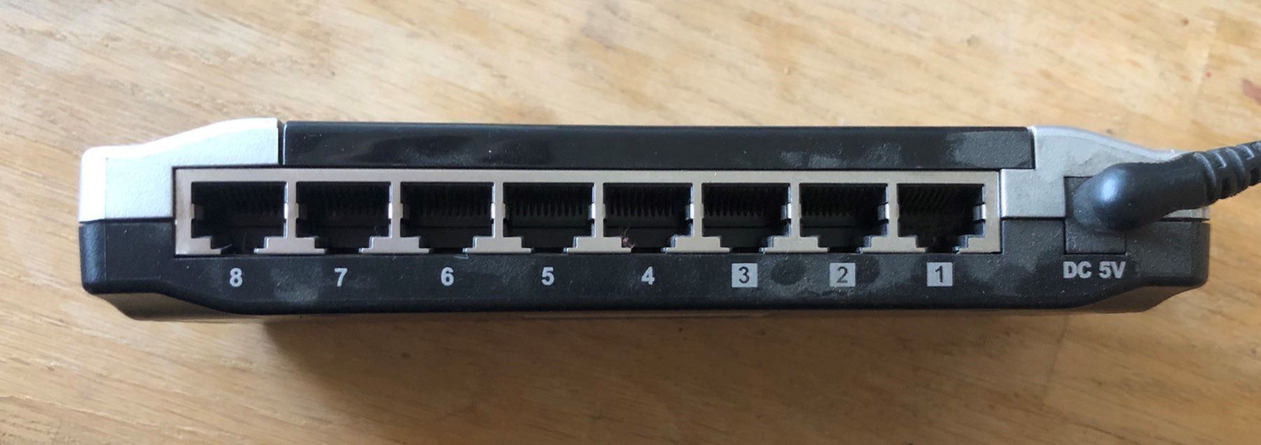 Hub & Switch: Ethernet Switch 8 Port – Usato da Kestenholz venduto da Inna09 1