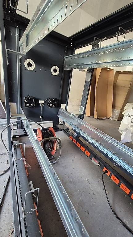 Racks & Cavalletti: Serverrack / Netzwerkschrank  mit Lüftern & PDUs – Usato da Holderbank SO venduto da Roger.B 1