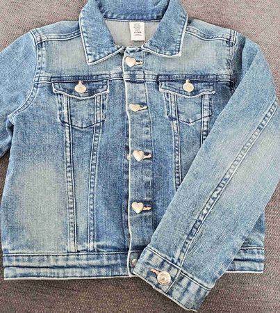 Coole Jeansjacke mit Herzknöpfen, Grösse 128, Top Zustand