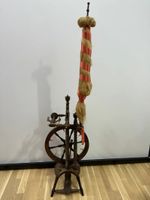 Antikes Spinnrad mit Wocken