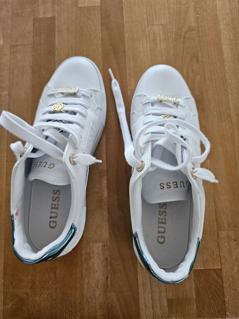 Guess Scarpe da donna: Damensneaker Guess Neu Gr. 39 – Usato da Kirchdorf BE venduto da aegeri00