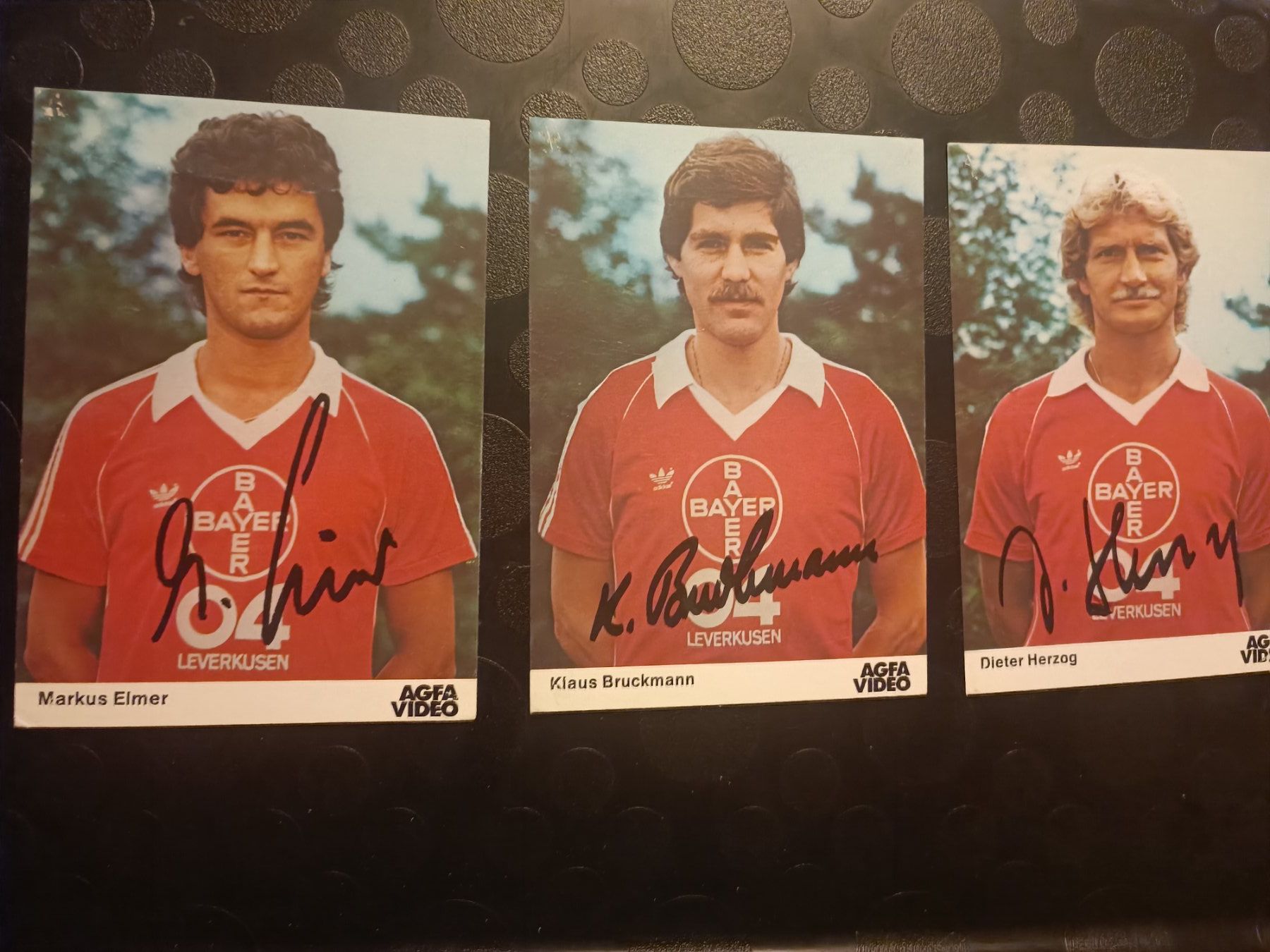 Autografi: Bayer Leverkusen - 3x handsignierte alte Karten – Usato da Menziken venduto da Artographs