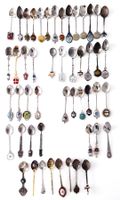 Grand lot de 50 cuillières de collections souvenir