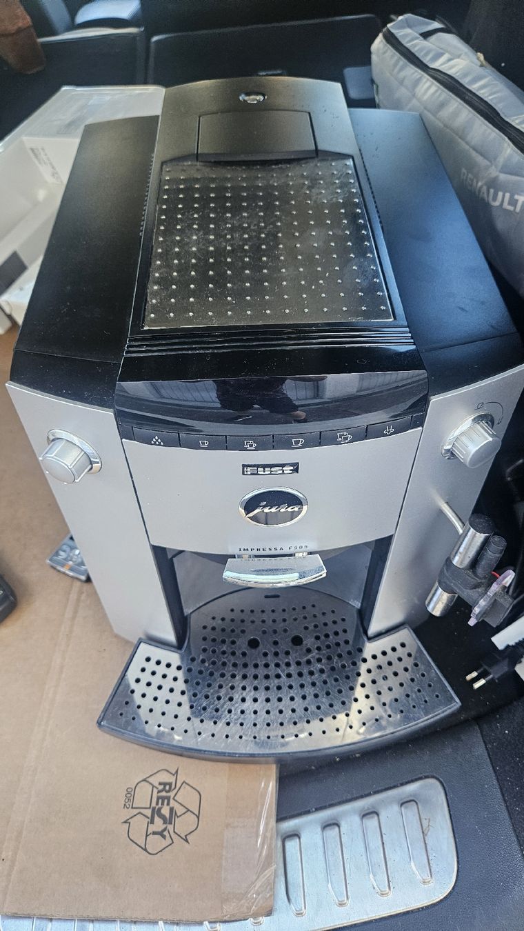 Jura Macchine per caffè & Macchine per espresso: Jura Impressa F505 Coffee Machine  – Difettoso da Sachseln venduto da laz_65cg 1
