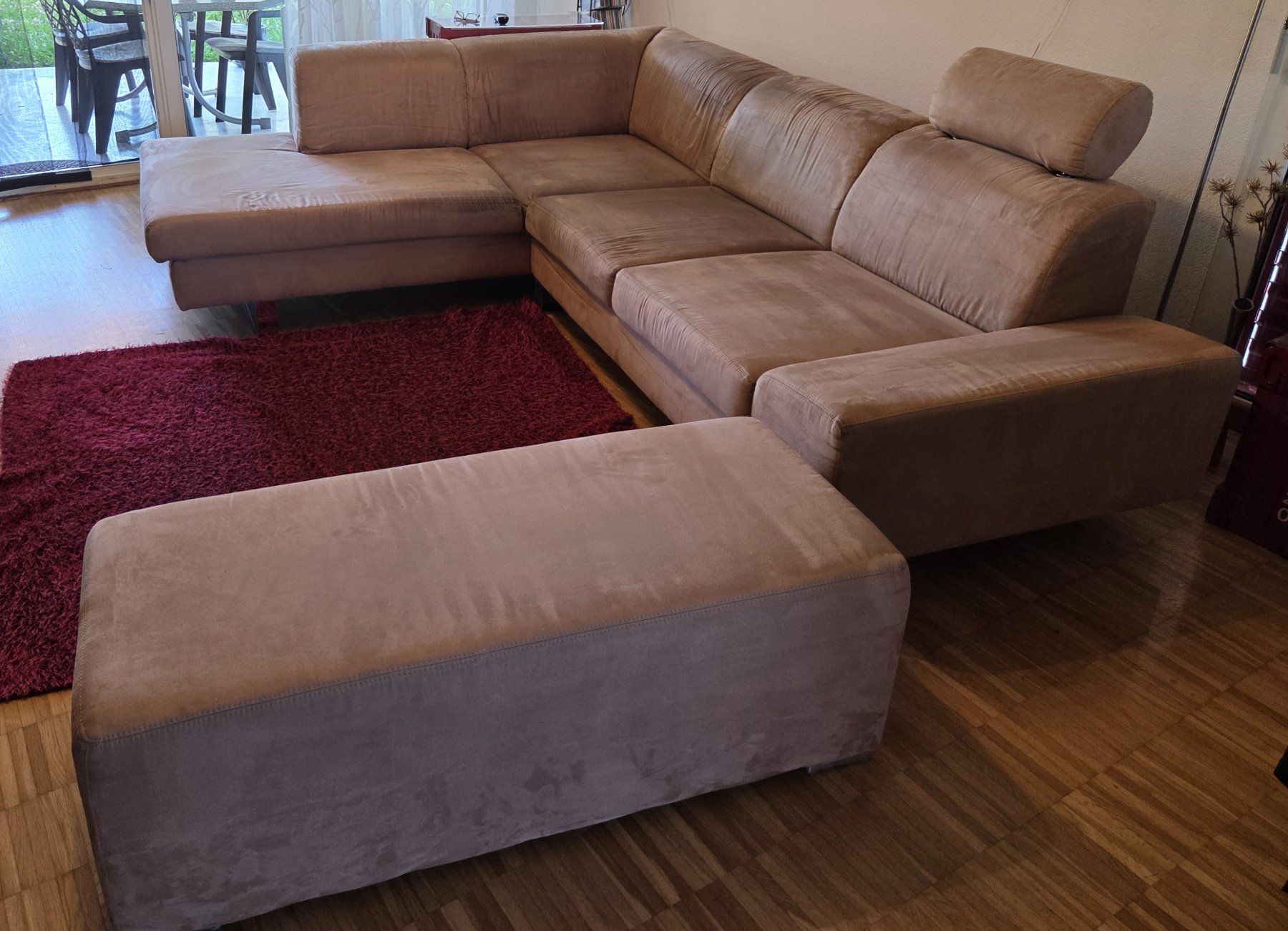 Sofas: Hochwertige Eckcouch / Sofagarnitur in Beige inkl. Hocker – Gebraucht aus Möhlin von Azbi 1