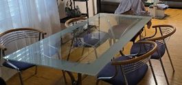 Eleganter Glastisch mit 4 Stühlen