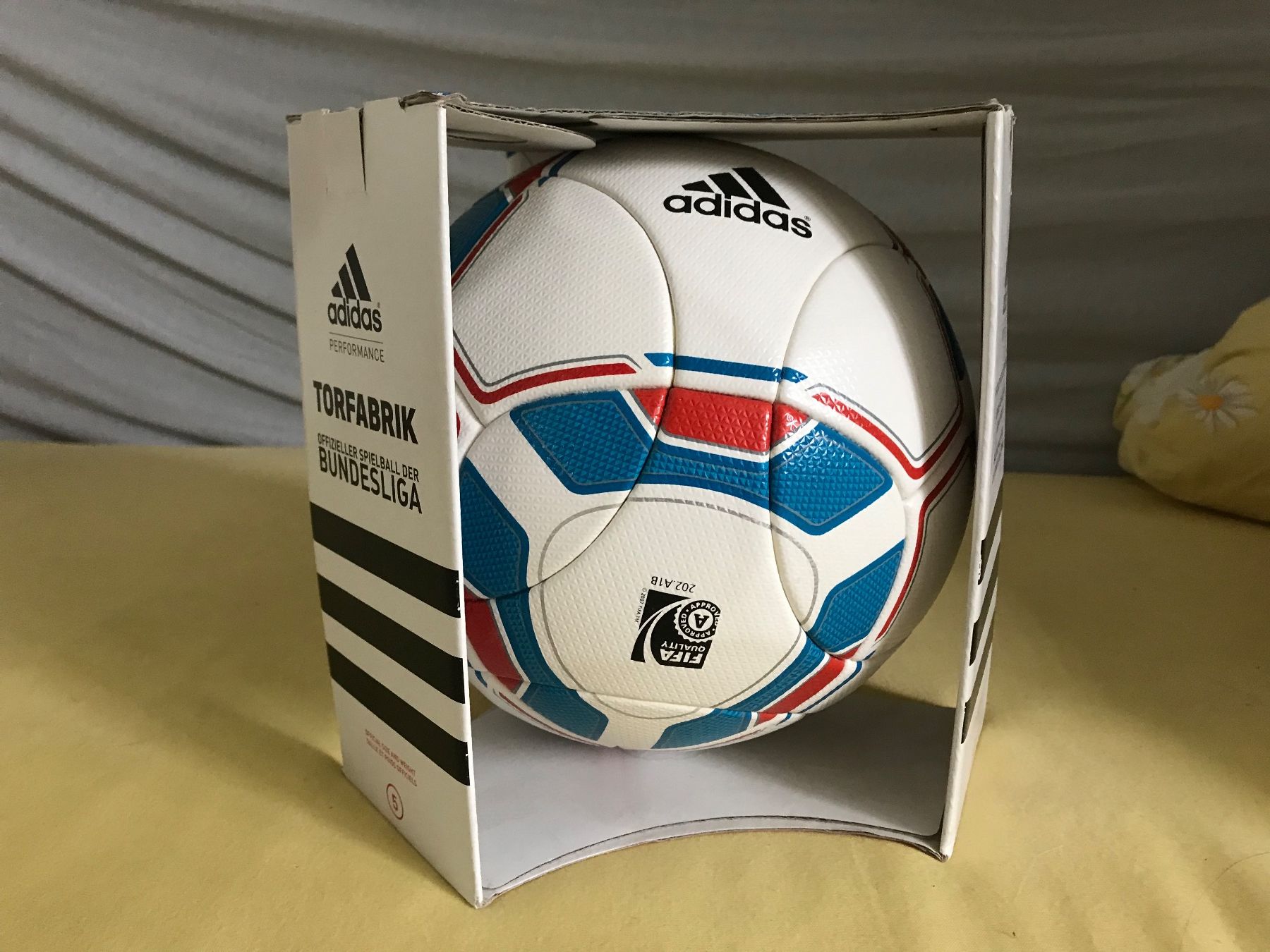 Adidas Palloni: Adidas Matchball, Torfabrik, defekt. – Nuovo e nell'imballaggio originale da Glis venduto da 1Hector1 1