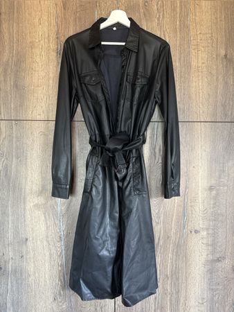 Veste trench en noir. 