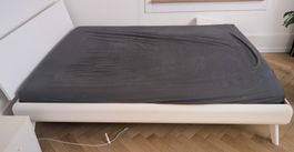 Weisser Bettrahmen 140cmx200m mit Lehne