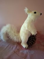 neu: Deko Eichhörnchen (gross) weiss mit Tannenzapfen 