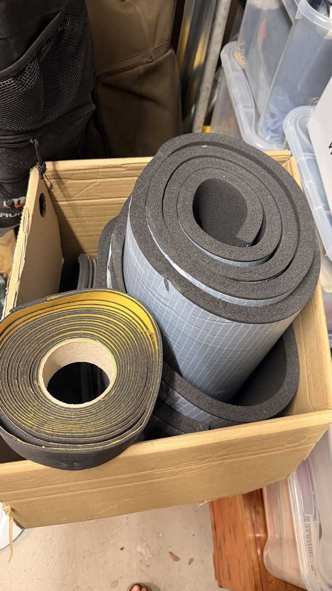 Matériau de remplissage: Armaflex Insulation Foam Rolls Adhesive Backing – D'occasion à Schlieren par helena.Gini