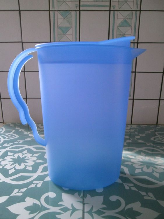 Pot Tupperware bleu de 2.1 lt (Gebraucht) in Moutier für CHF 5 – mit ...