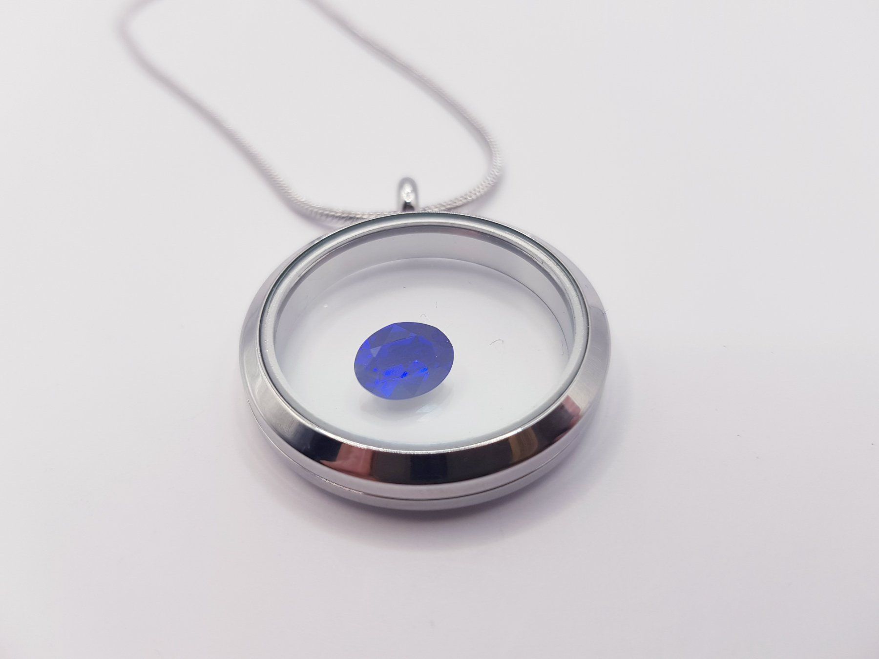 Swarovski Ciondoli: Medaillon befüllbar mit Swarovski Kristall blue – Nuovo e nell'imballaggio originale da Menziken venduto da Zyropa 2