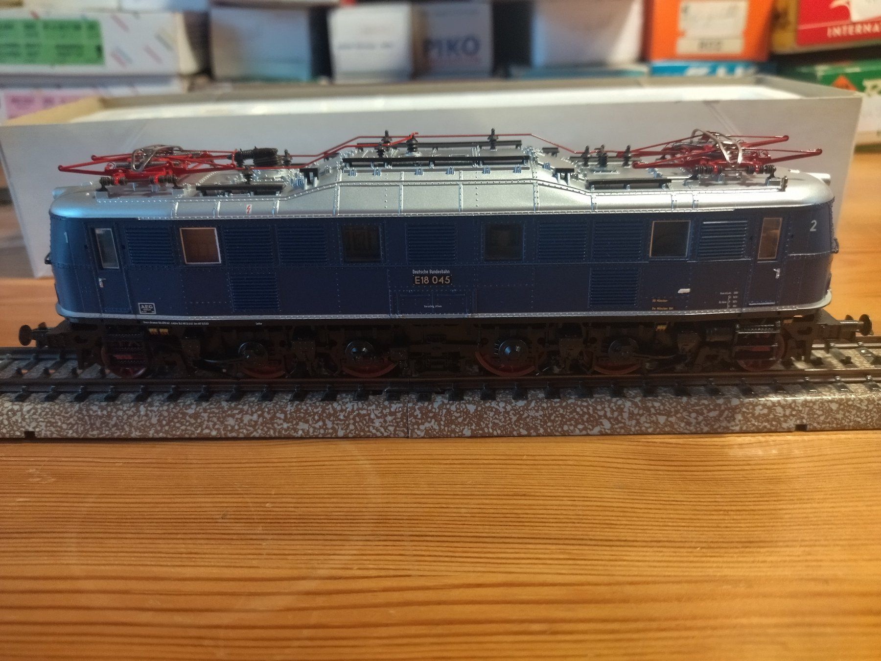 Roco Modellini di ferrovie: Roco Lok E18 045 (495) – Difettoso da Basel venduto da BeanieUp 1