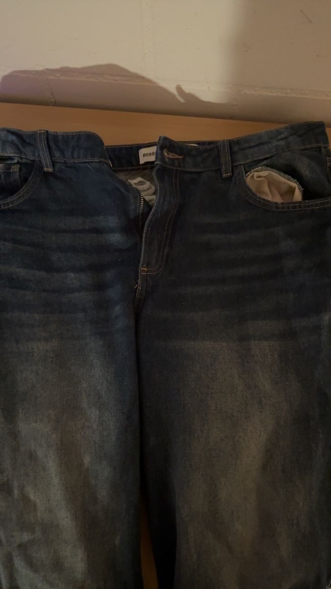 Bershka Jeans: Bershka Jeans mit Drachen Muster  – Usato da Worb venduto da sea_7cbl