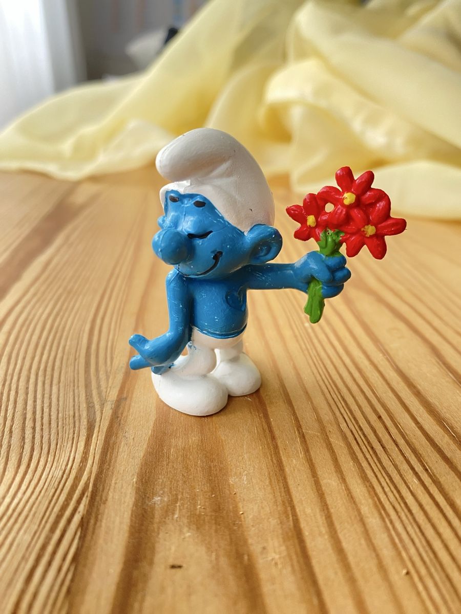 Schleich Statuette: Verliebter Schlumpf mit Blumen – Usato da Fehraltorf venduto da Marian4