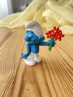 Verliebter Schlumpf mit Blumen