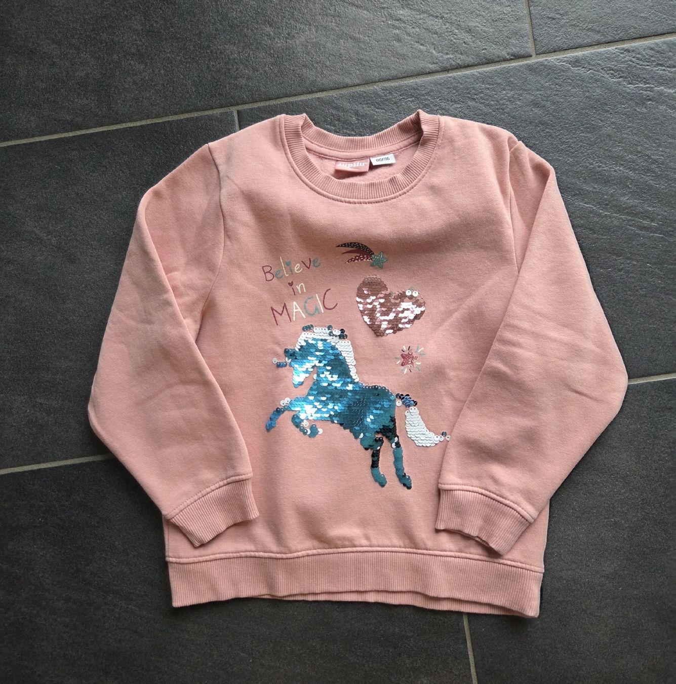 Lotti & Set di vestiti: 6 Pullover Mädchen verschiedene Motive Grösse 110/116 – Usato da Stans venduto da HoMiMa 6