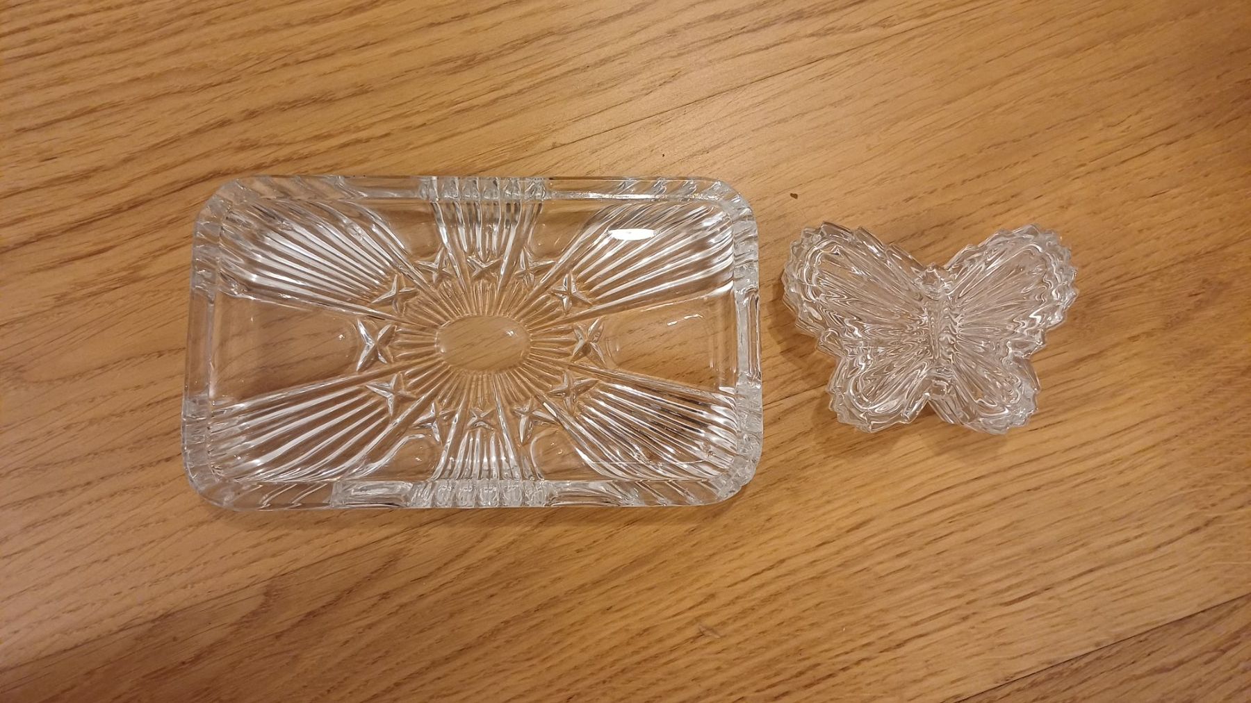 Bicchieri: Glasdose mit Schmetterling Deckel und Schale – Usato da Oberneunforn venduto da Bumbam