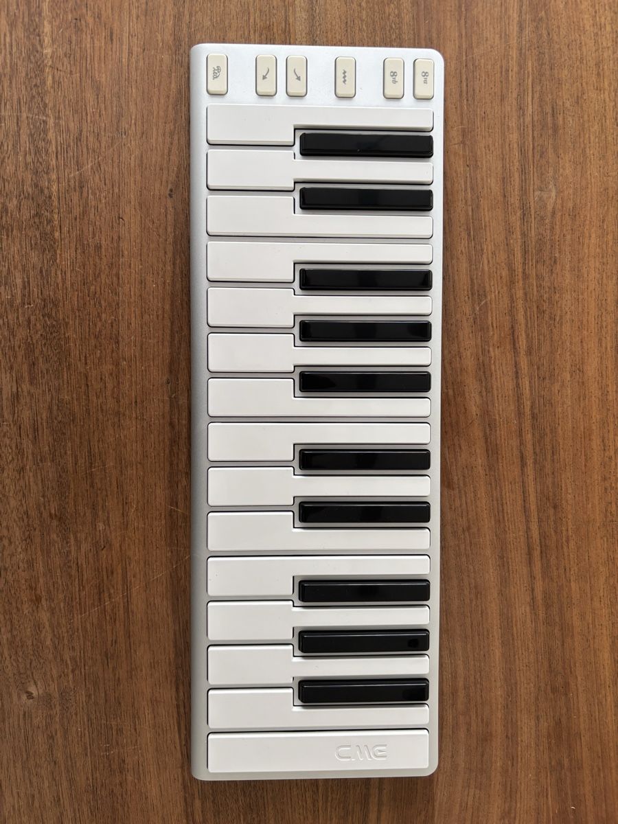 Strumenti musicali: CME Xkey 25 USB MIDI Keyboard – Usato da Rafz venduto da JJPuu2