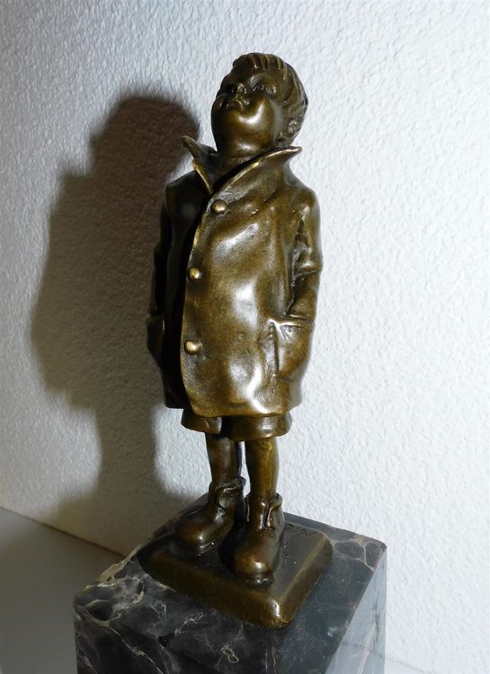 rausverkauf-kunst-bronze-figur-knabe-signiert-bronzefigur-gebraucht