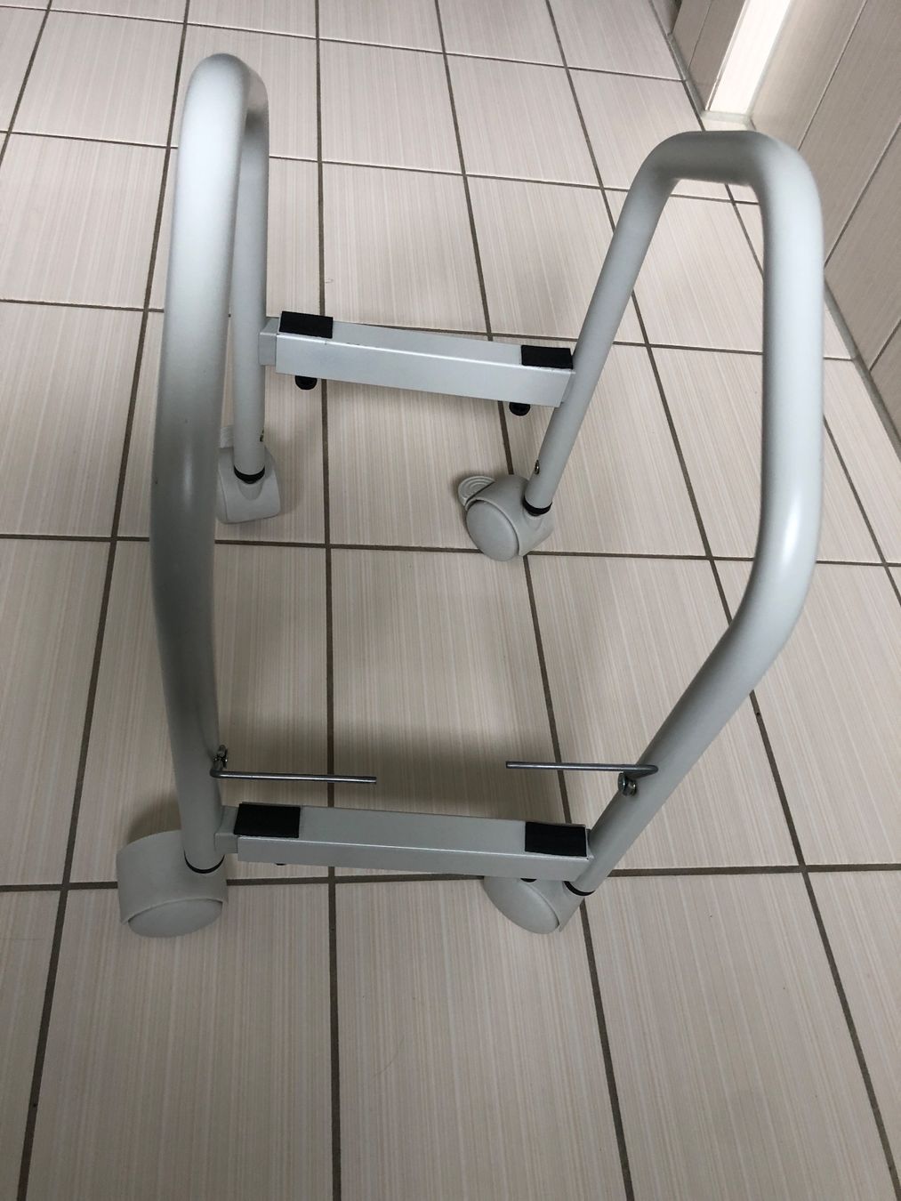 Supporti a parete: Durable CPU Ständer – Usato da Arth venduto da Vrecam51 1