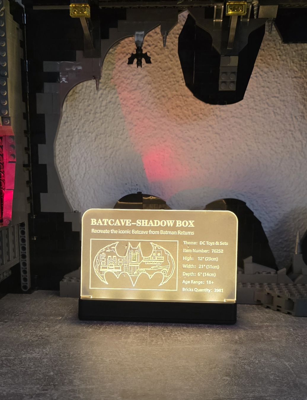 Tutte le decorazioni: Namensplatte für Batcave Shadow Box – Nuovo e nell'imballaggio originale da Luterbach venduto da Flying_Eye