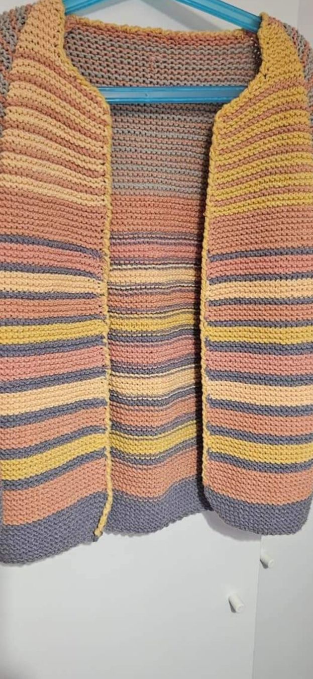 Maglioni & Felpe: Selbstgestricktes Jäckli Gr.122/128 – Nuovo (secondo la descrizione) da Basel venduto da Ricardo.adela24