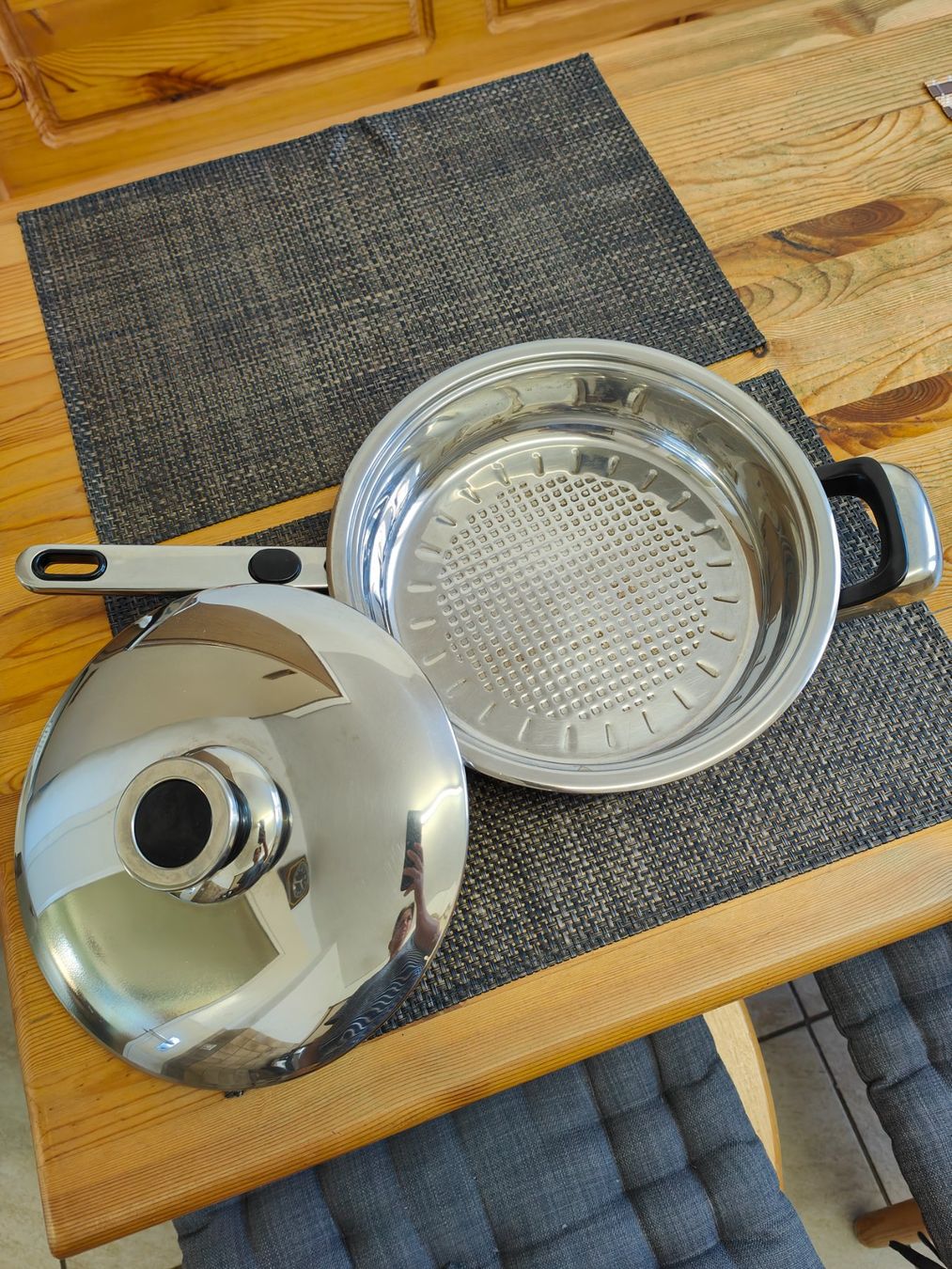 Padelle: Edelstahl-Schmorpfanne mit Deckel – Usato da Recherswil venduto da beawuethrich 1