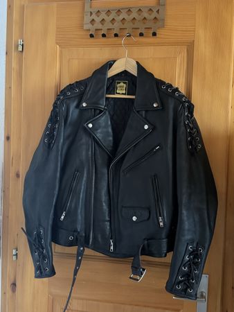 Schwarze Motorradjacke aus Leder von IXS