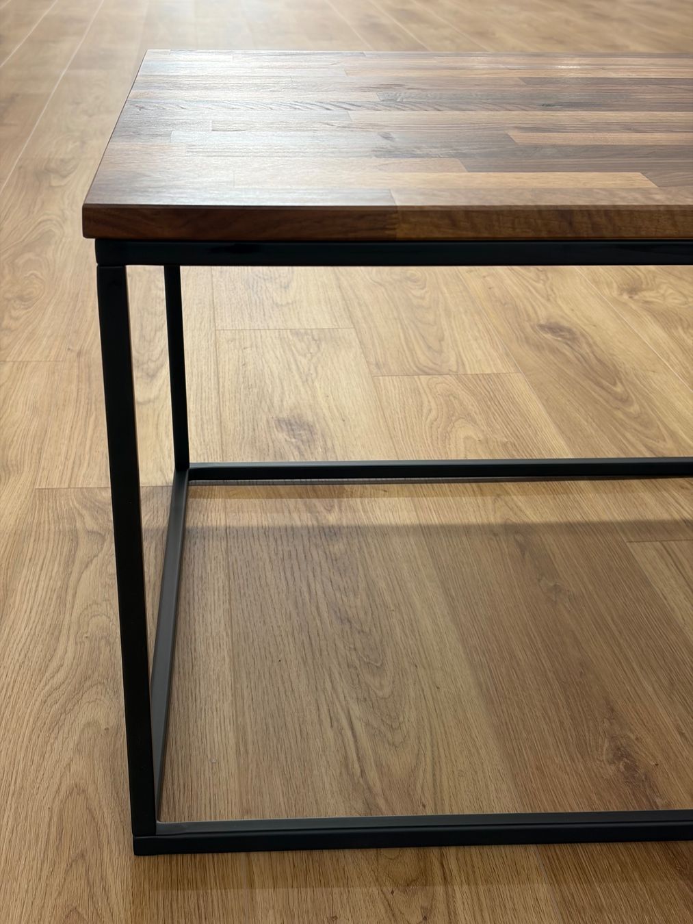 Tavoli: Handgefertigter Couchtisch aus Nussbaumholz – Nuovo (secondo la descrizione) da Winterthur venduto da ABYER 1
