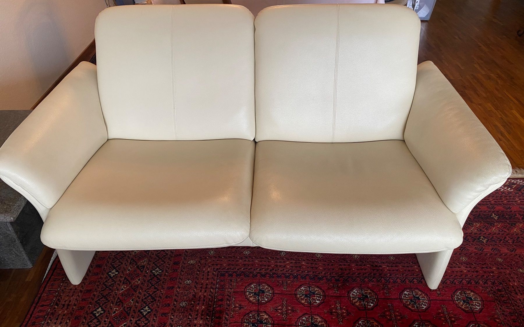 Divani: Ledersofa, Zweisitzer, cremefarben mit Hocker – Usato da Thalwil venduto da ang_97bw