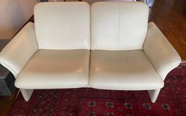 Ledersofa, Zweisitzer, cremefarben mit Hocker