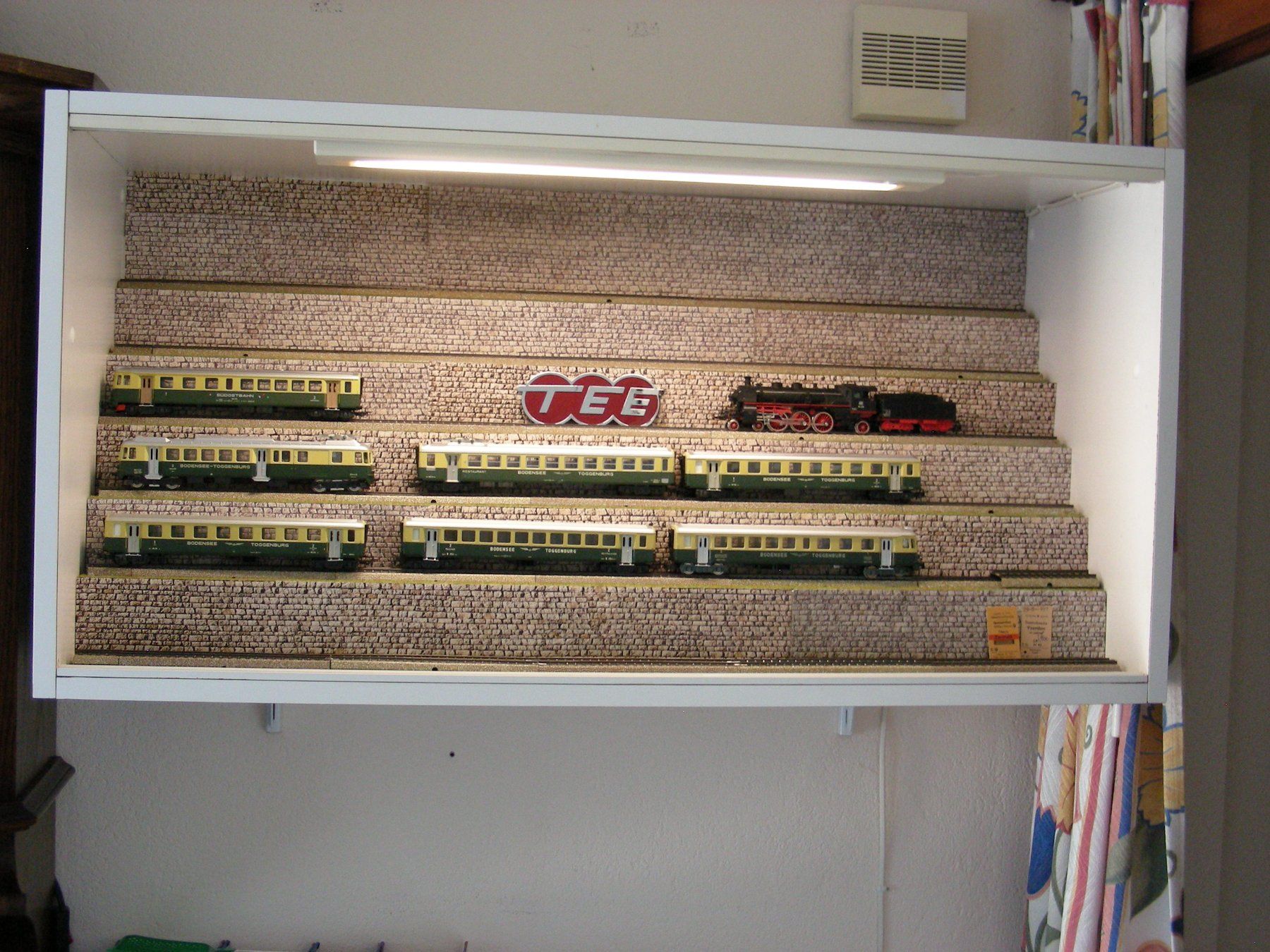 Modelleisenbahnen: Vitrine – Gebraucht aus Villars-Burquin von Rodjeurs 1