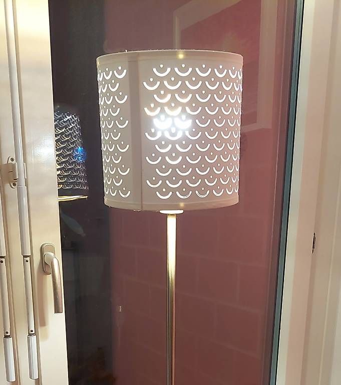 Lampen: Stehlampe mit weiß/goldenen Schirm – Gebraucht aus Münchenstein von Alicia_Michelle