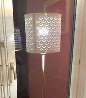 Stehlampe mit weiß/goldenen Schirm