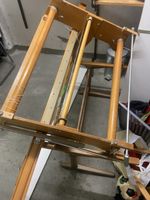 Kompakter Webrahmen aus Holz mit Zubehör
