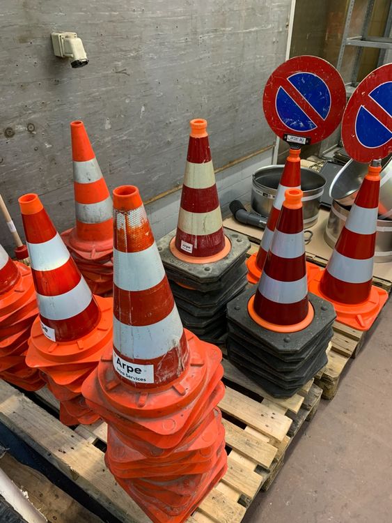 Diverses Baustellen Material wie Pilonen & Strassenschilder (Gebraucht ...