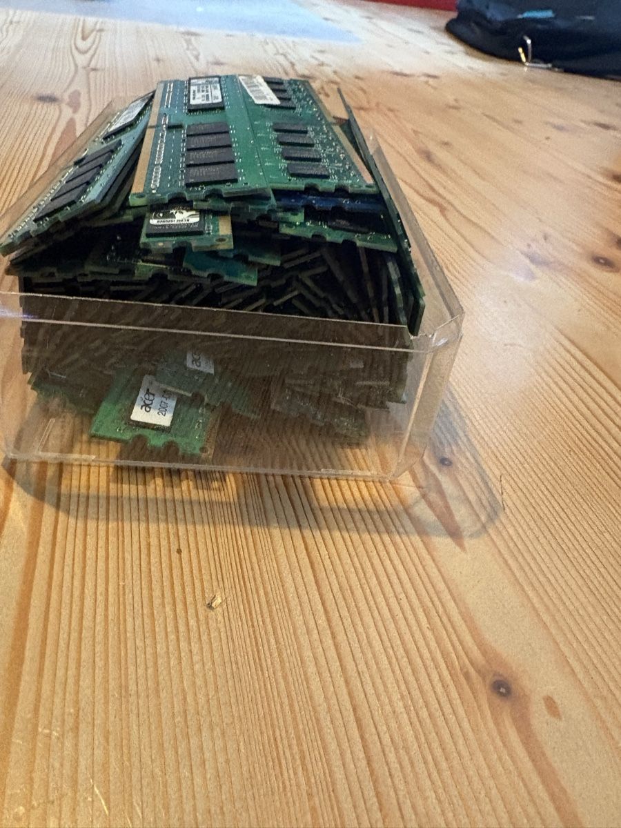 Componenti elettronici: RAM DDR lot – Usato da Les Bois venduto da StockSecure 6