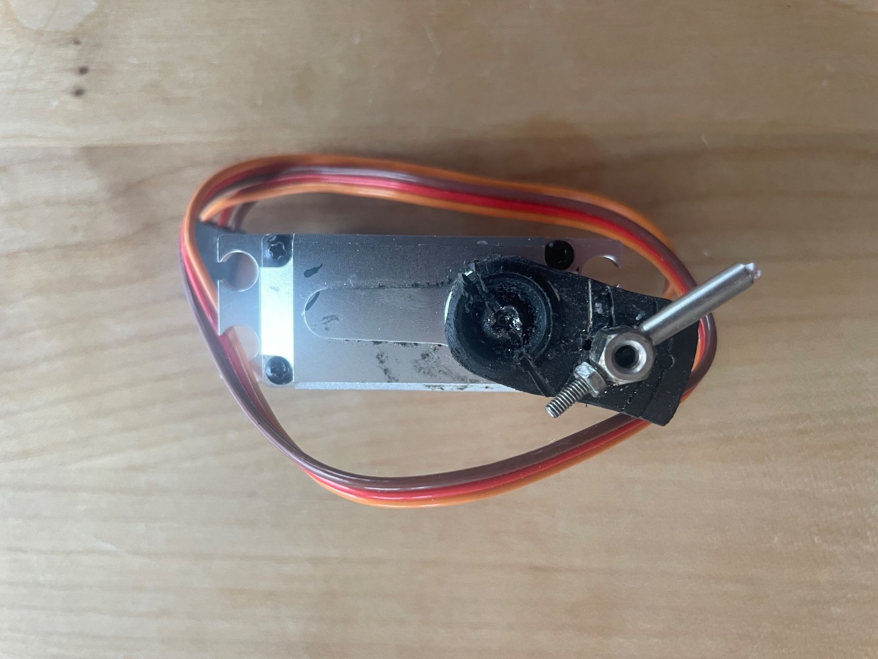 Modellismo RC: 4 Servos aus Absturz-Helikopter – Difettoso da Küttigen venduto da FenesTron 3