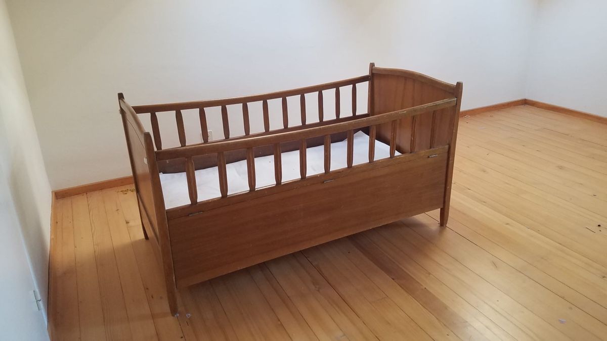 Betten: Antikes Kinderbett aus Holz  – Gebraucht aus Hauptikon von sch_tw5j
