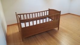 Antikes Kinderbett aus Holz 