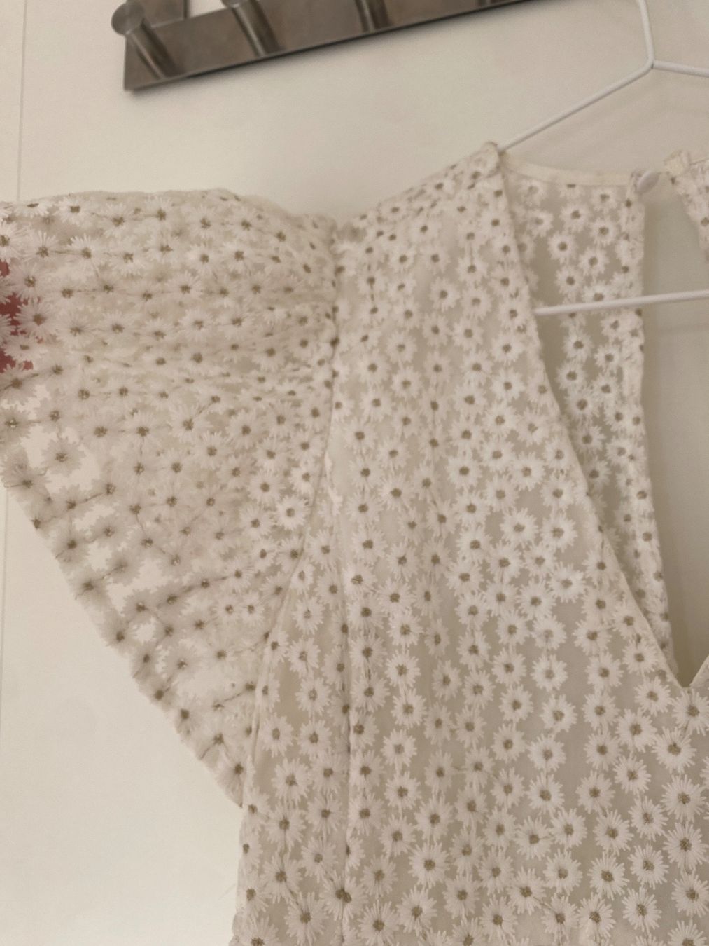 Jumpsuits: Weisses Jumpsuit mit Blumen, Grösse S – Gebraucht aus Neuenhof von UrbanBags 1