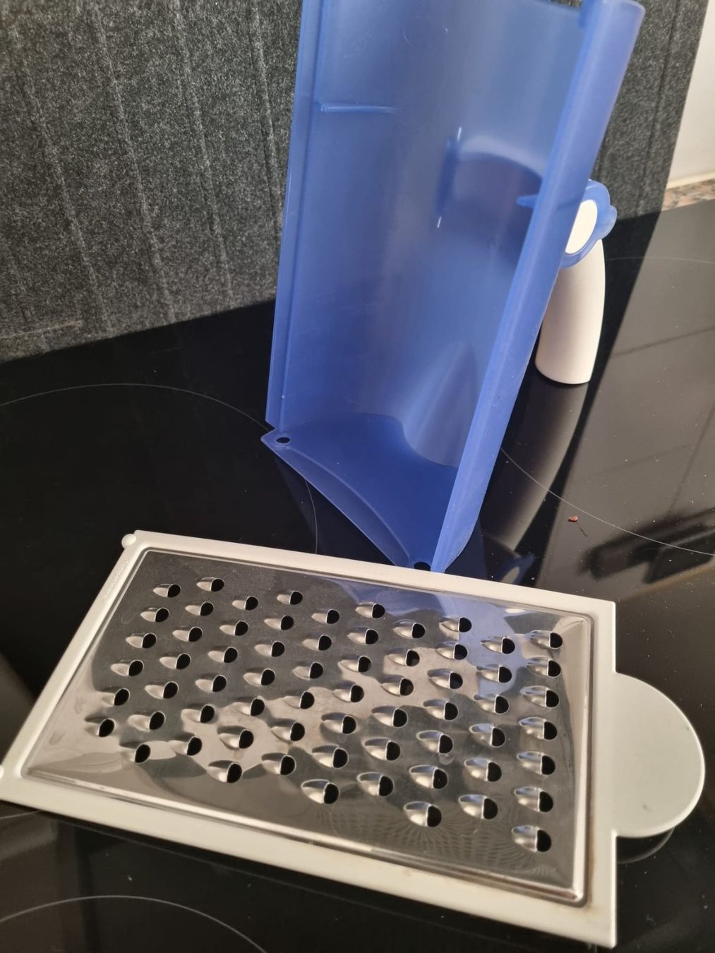 Tupperware Elettrodomestici da cucina: Grattugia con contenitore Tupperware – Usato da Camorino venduto da yponzio 2